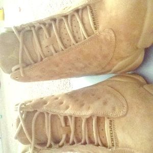 Retro bread Jordan 13's.